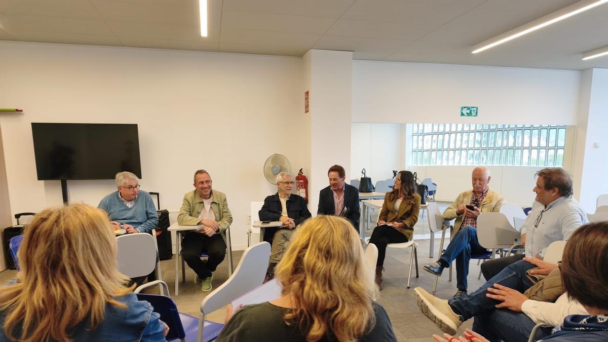 Un instante de la reunión del consejero con los vecinos de Buenavista y El Cristo.
