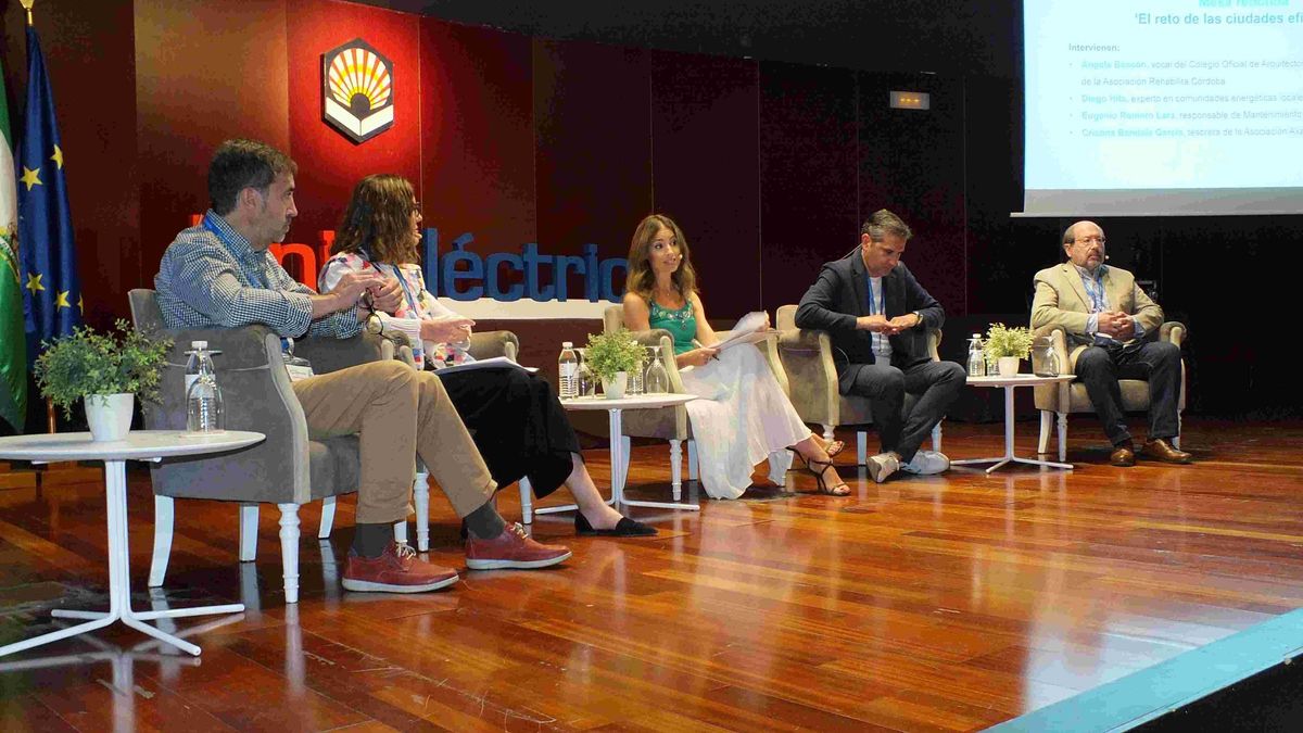 Eugenio Romero, Ángela Bascón, Mar Rodríguez, Diego Hita y Juan Giner en el Foro Unielécatrica.