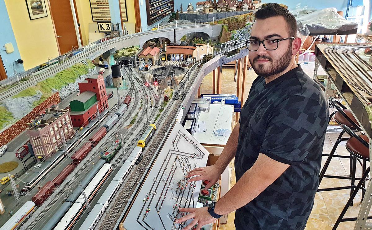 Manuel Gil en el viaducto Martín Gil, en la provinciade Zamora. // Cedida