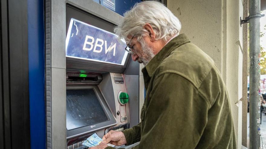 La Seguridad Social abonará en junio la paga extra de verano a millones de pensionistas: fechas en CaixaBank, Santander, BBVA y otros bancos