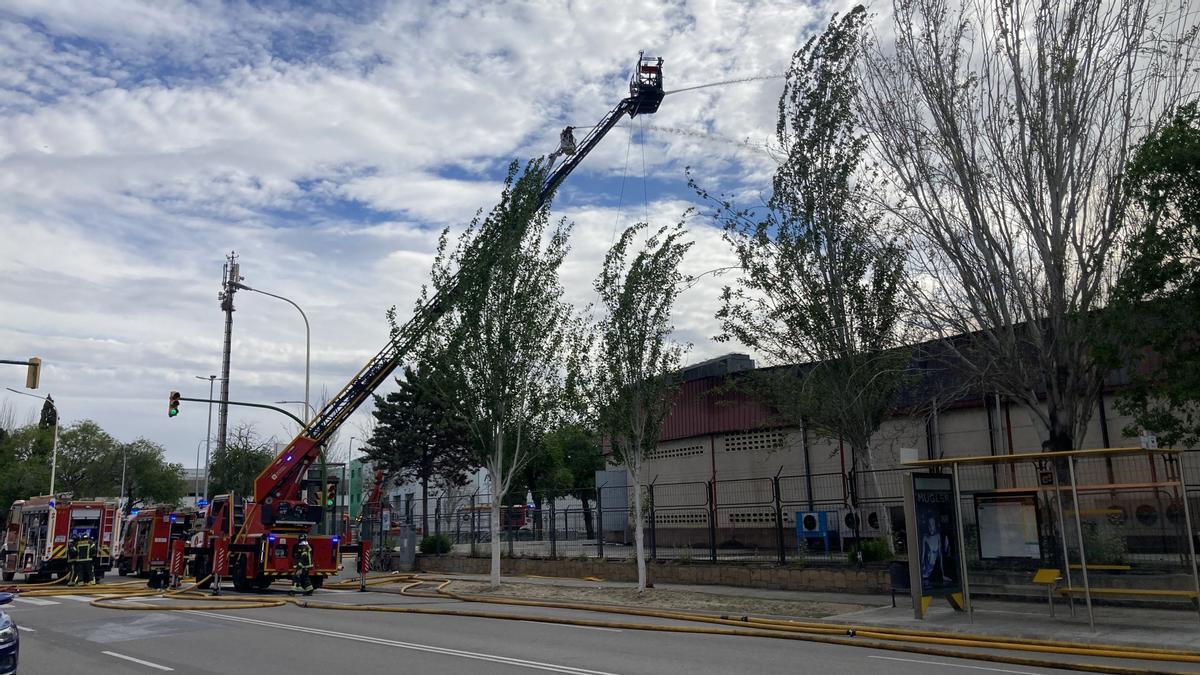 Incendio en la nave de la empresa cárnica Schara en Mercabarna.