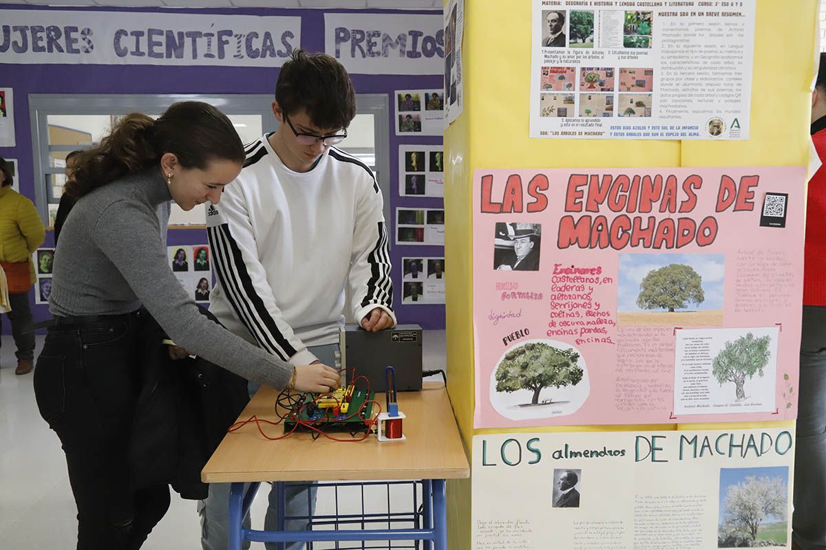La flamante Medalla de Andalucía Casiana Muñoz visita en Córdoba el IES que lleva su nombre