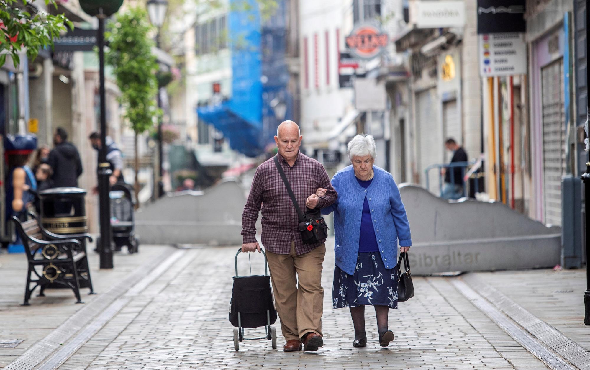 Dos personas pasean de la mano en Gibraltar.