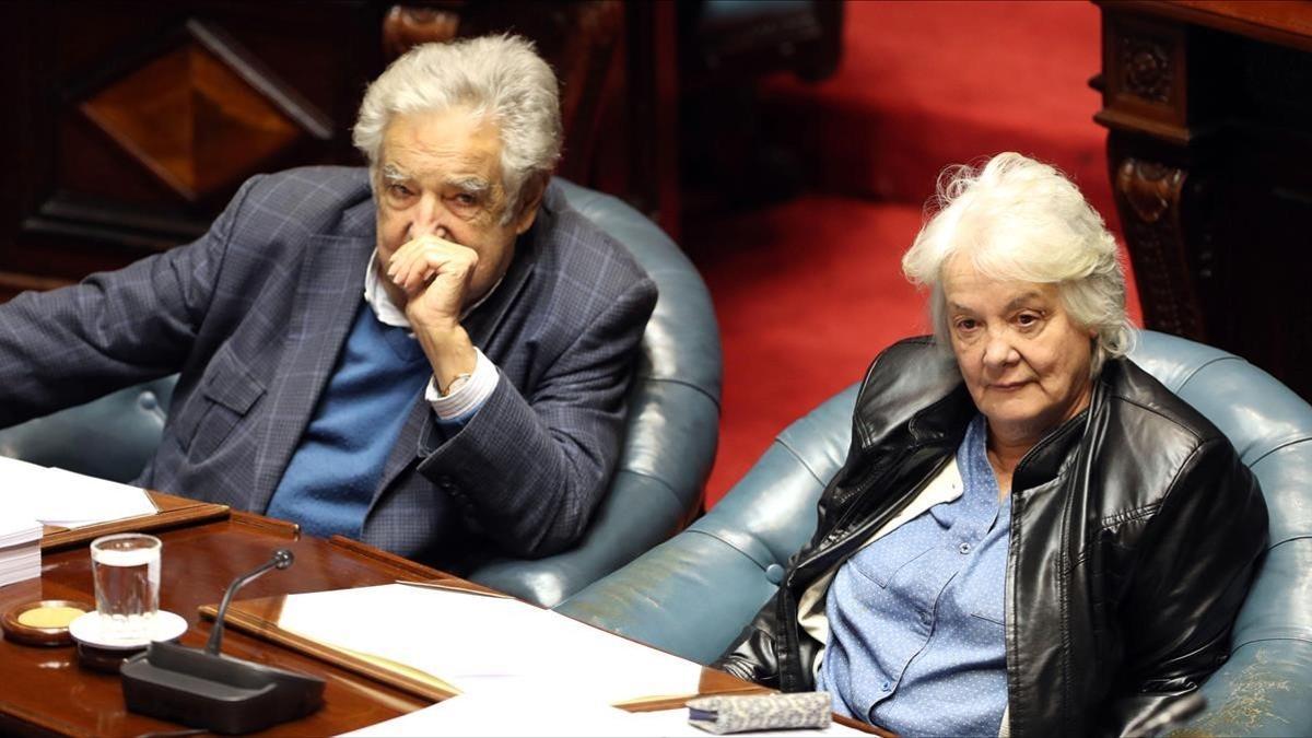 Topolansky (derecha) y Mujica, expresidente y ahora senador, en una sesión parlamentaria, en Montevideo, el 13 de septiembre.