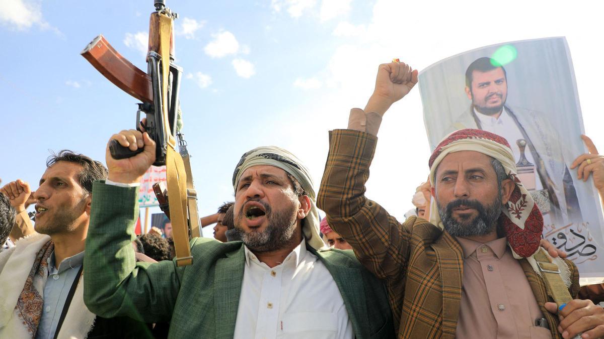Ciudadanos de Yemen muestran sus armas y exhiben retratos del líder hutí Abdul Malik al-Houthi durante una protesta en solidaridad con el pueblo palestino en Sanaa