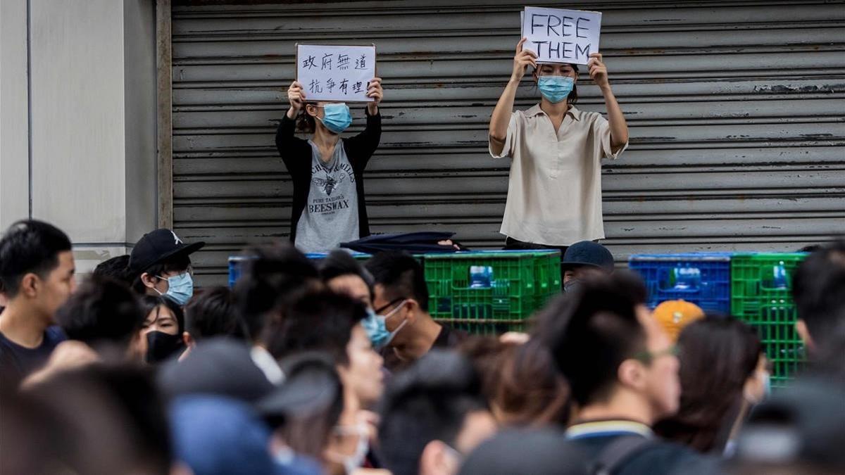 Varios jóvenes piden la libertad de los manifestantes detenidos acusados de revuelta, este miércoles frente al juzgado.
