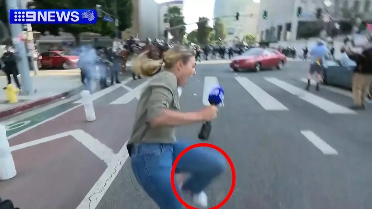 El momento en el que una periodista recibe un disparo de un proyectil de goma lanzado por la policía en Los Ángeles