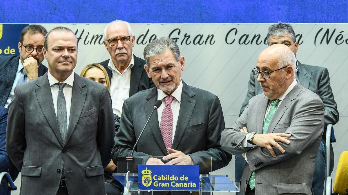 El consejero de Hacienda, Pedro Justo, en el centro, en la presentación de los presupuestos de 2024.