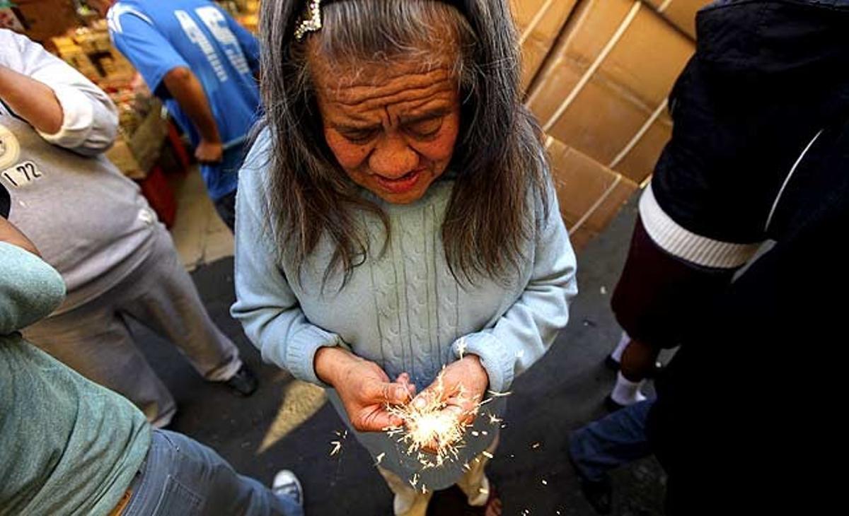 Una exprostituta encén una bengala durant les celebracions de Nadal a la Casa Xochiquetzal, un alberg per a treballadores sexuals a la Ciutat de Mèxic (Mèxic).