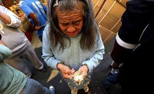 Una exprostituta encén una bengala durant les celebracions de Nadal a la Casa Xochiquetzal, un alberg per a treballadores sexuals a la Ciutat de Mèxic (Mèxic).