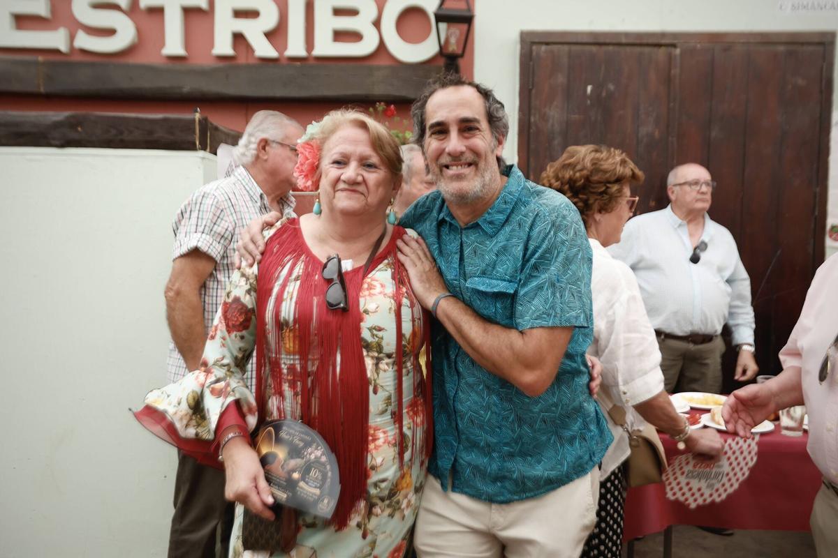 Peñas y el PSOE brindan en un caluroso sábado de Feria