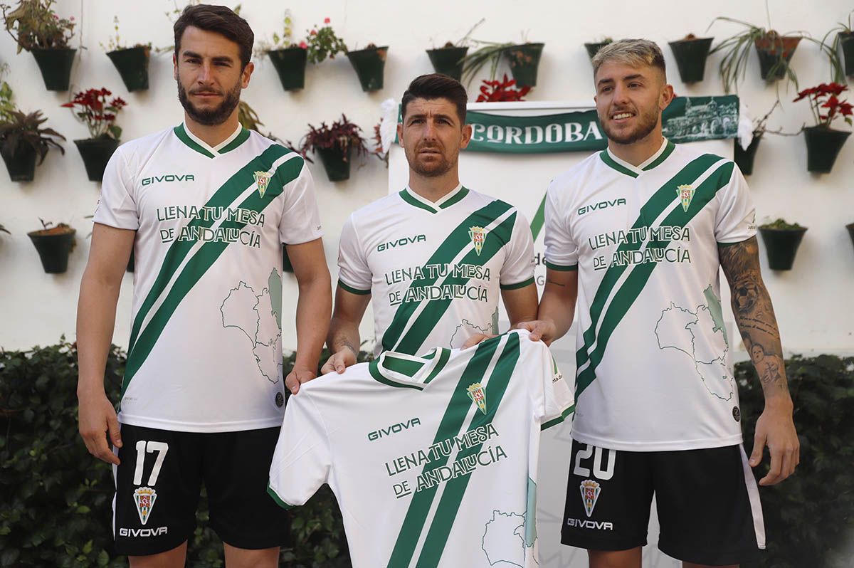 El Córdoba CF presenta la camiseta del Día de Andalucía