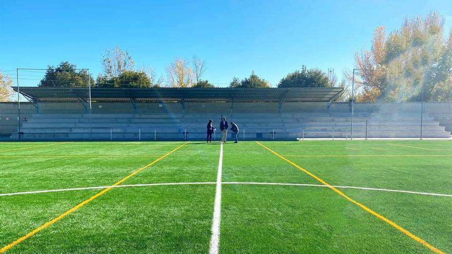 Estado que muestra el nuevo césped artificial en el campo César Sánchez.