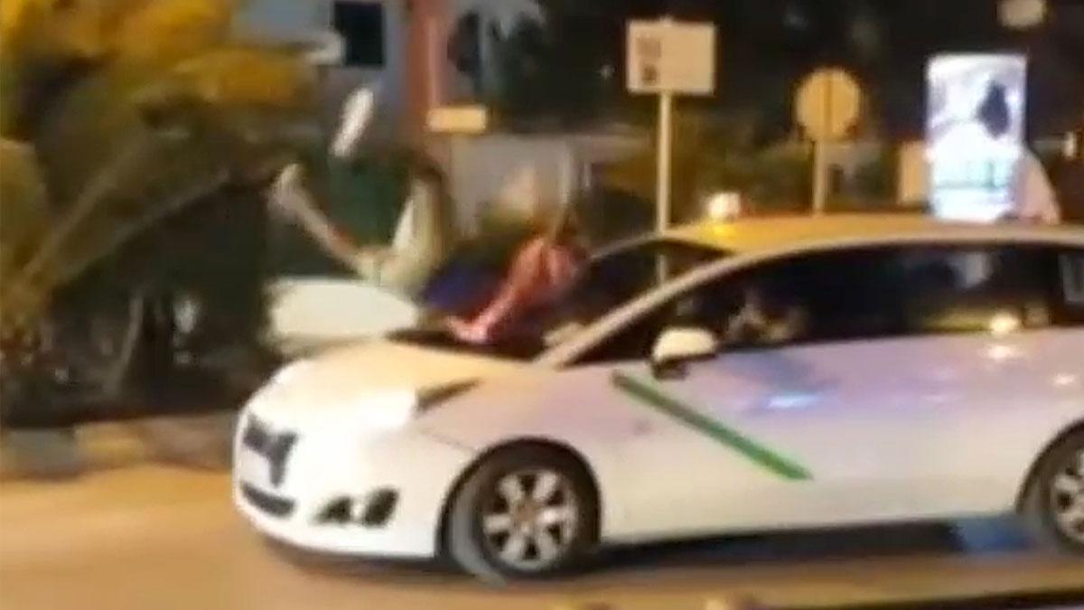 Un chico británico que bajo el efecto de varias drogas salta en el capó de un coche y luego se estampa contra la luna de un taxista.