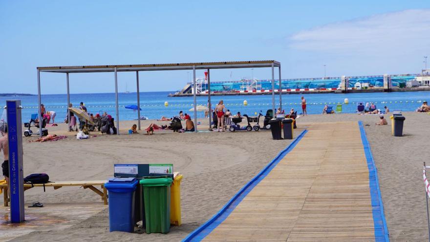 Una pérgola y servicio de baño asistido para la playa de Los Cristianos