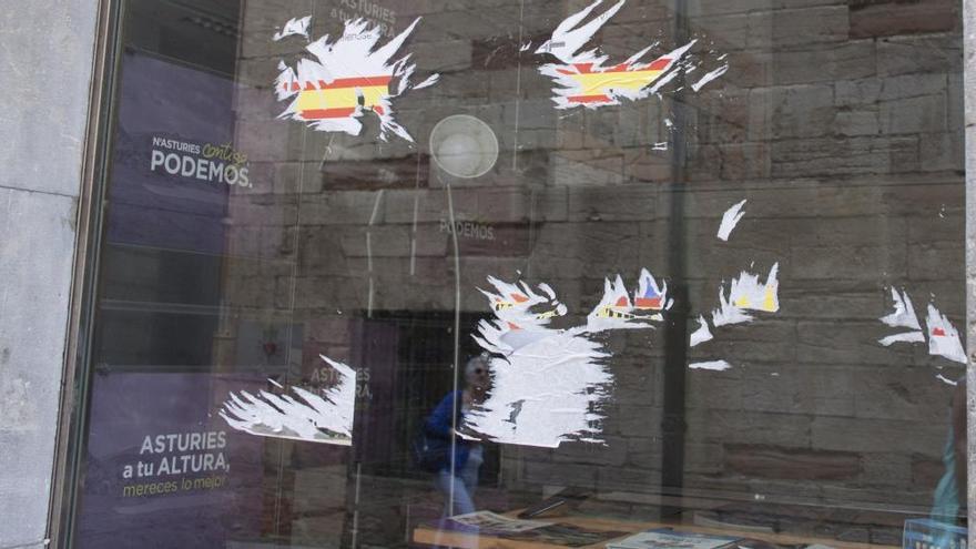 Restos de pegatinas en la sede de Podemos.