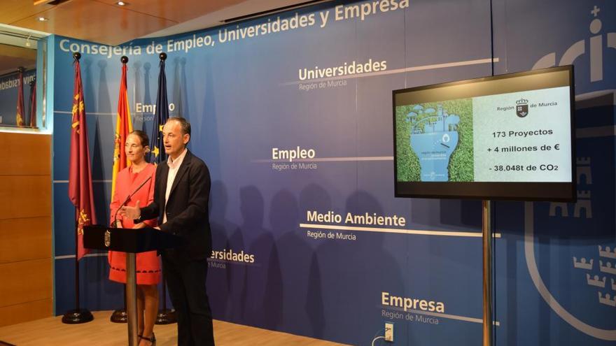 Javier Celdrán, consejero de Empresa y Medio Ambiente, expone los beneficios de los proyectos.