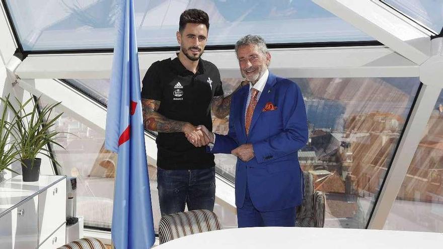 David Costas estrecha la mano del presidente Carlos Mouriño, ayer, tras sellar su renovación con el Celta hasta 2002 en A Sede. // RC Celta