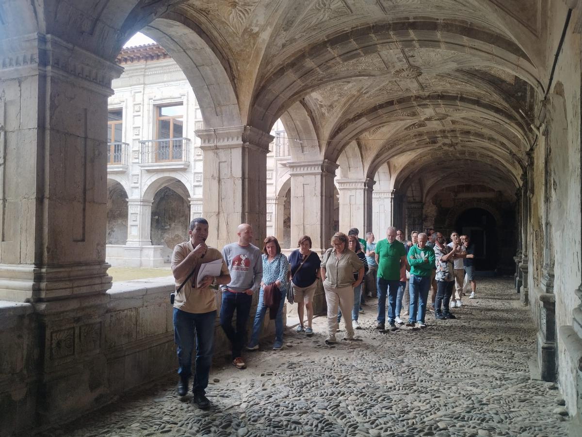 Así fue la visita guiada al monasterio de Cornellana, en Salas
