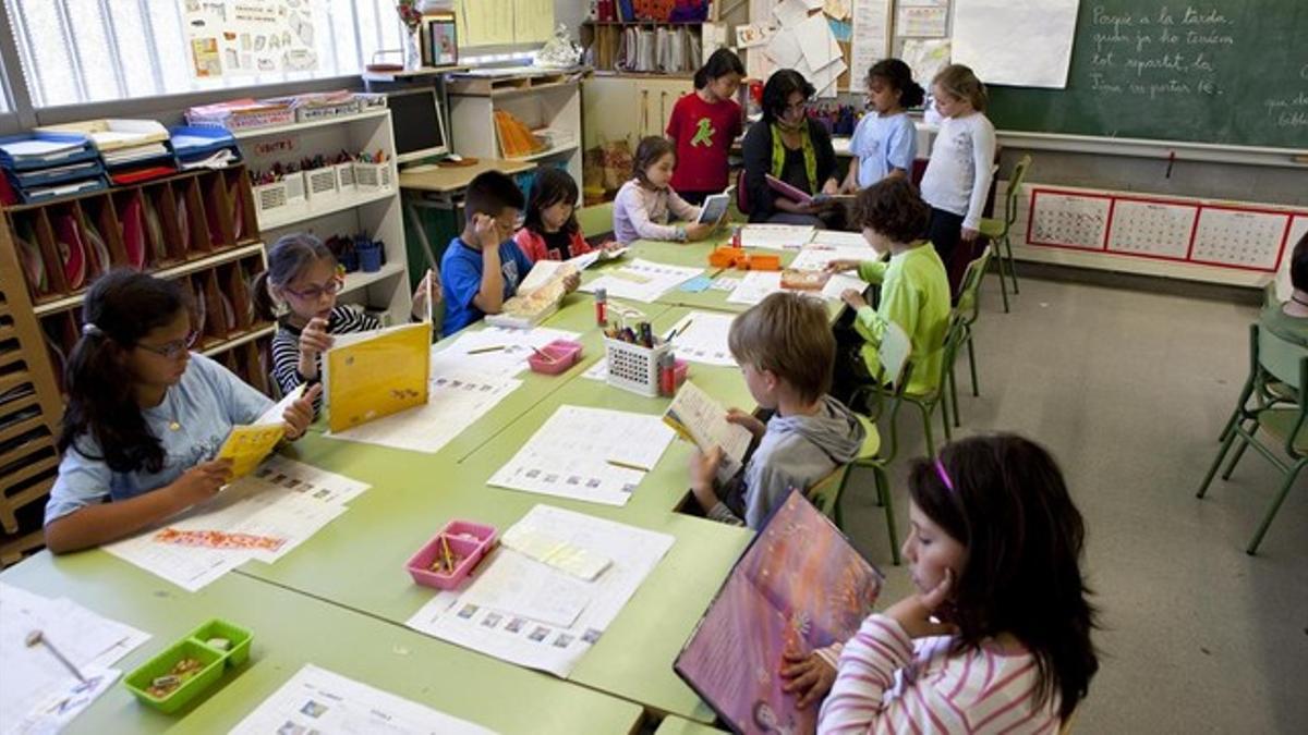 Una maestra atiende a sus alumnos de segundo de primaria en  la escuela Pompeu Fabra de Barcelona.