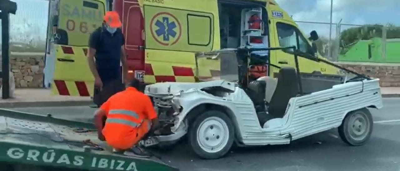 Un mehari se parte por la mitad en un accidente en Ibiza