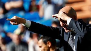 Zidane da órdenes desde el banquillo durante un partido del Madrid.