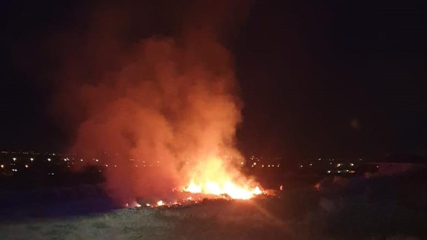 Uno de los fuegos que se encendieron aprovechando la Noche de San Juan para quemar restos de podas en la zona de la antigua carretera de Águilas.