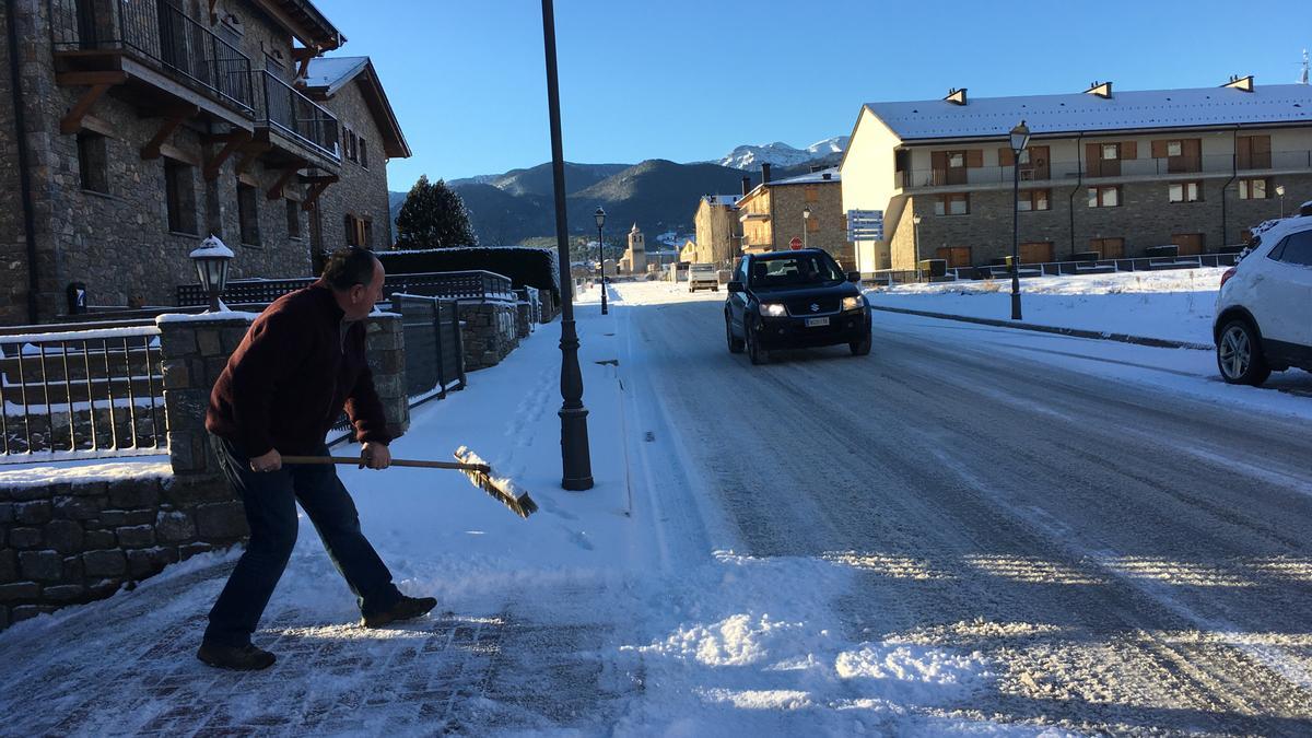 Un bellverenc treu la neu del seu tram de vorera aquest divendres