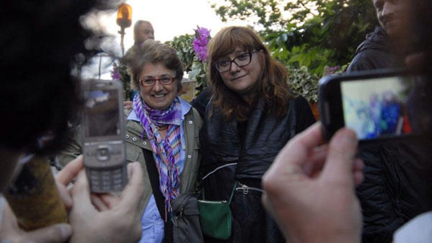 Posado de Isabel Coixet (dcha.), ante los fans en el Festival de Cans del pasado año. // Rafa Costas