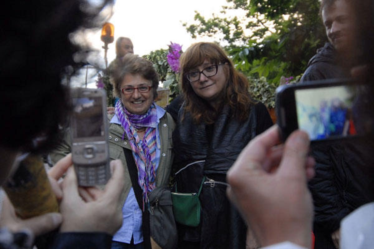 Posado de Isabel Coixet (dcha.), ante los fans en el Festival de Cans del pasado año. // Rafa Costas