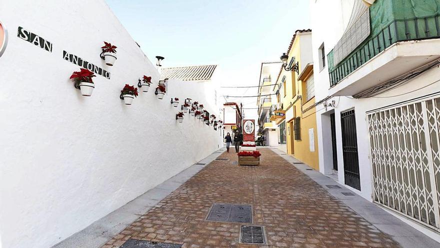 Dos personas transitan por la calle San Antonio, una de las que se han renovado.