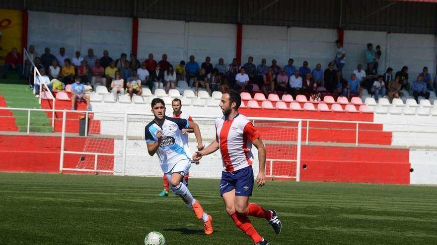 Agujetas se desplaza con el esférico en el encuentro ante el Deportivo B. // Gonzalo Núñez