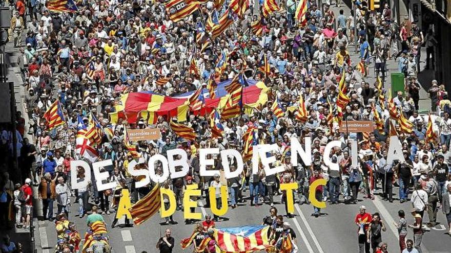 La manifestació es va tenyir de símbols independentistes, en una marxa d&#039;un marcat to de protesta social