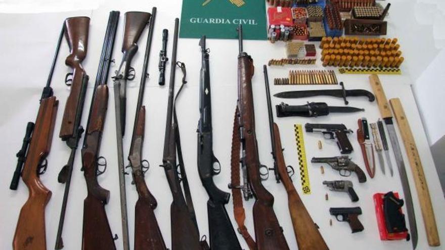 A juicio el dueño de un club de alterne de Tineo y otro hombre que guardaban un arsenal de armas