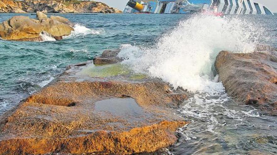 El crucero embarrancado ante la isla de Giglio.