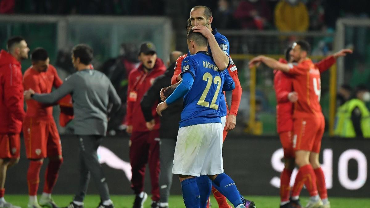 Chiellini consuela a Raspadori tras la eliminación de Italia a manos de Macedonia del Norte