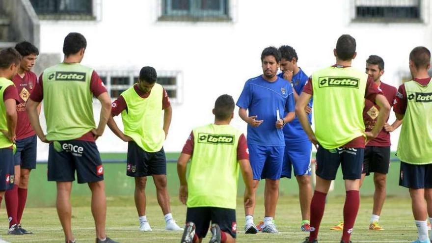 Semana clave para el futuro de Manu Fernández al frente del Pontevedra