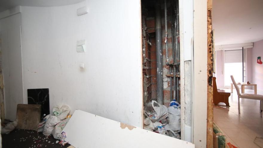El interior de una de las viviendas del edificio desalojado de la calle Las Armas de Zaragoza.