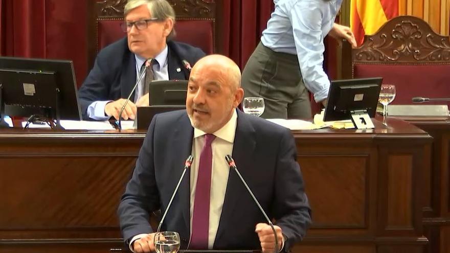 Vox cita al líder de la Falange en el Parlament: &quot;Solo los ricos se pueden permitir no tener patria&quot;