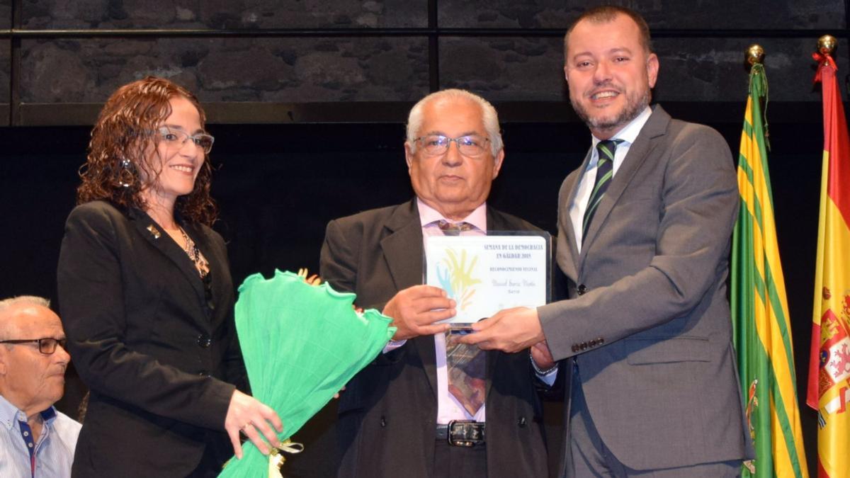 Teodoro Sosa y Nuria Vega entregan a Manuel García Martín el reconocimiento del Ayuntamiento y de la AV Barrial en 2018.