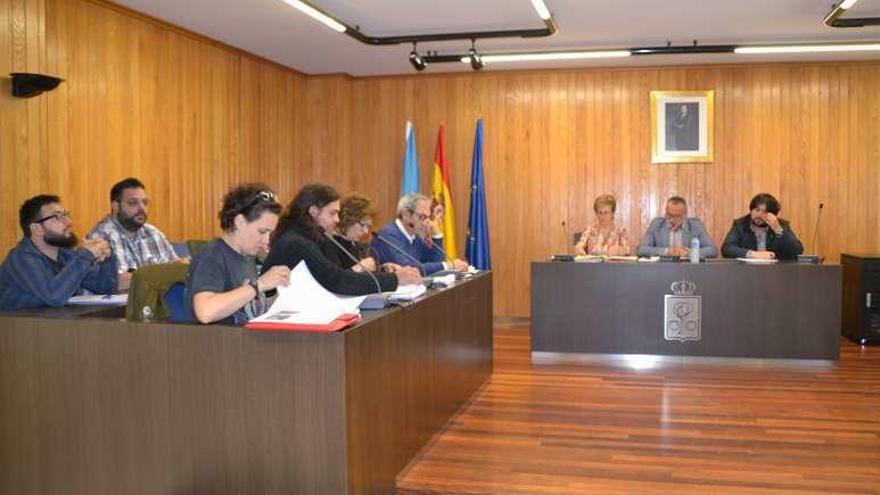 Cubeiro y Carballada, a la izquierda, durante el pleno, ayer, en Cambre.