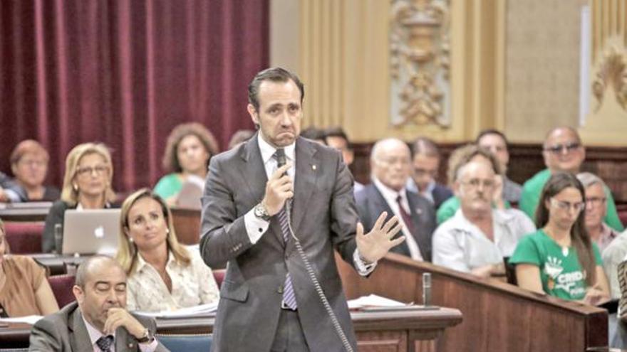 Bauzá contesta a las preguntas de la oposición durante el pleno celebrado ayer en el Parlament Balear.