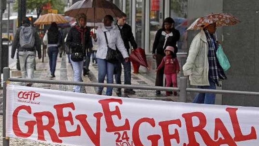 Una calle de Lisboa con el anuncio de huelga. / jose manuel ribeiro