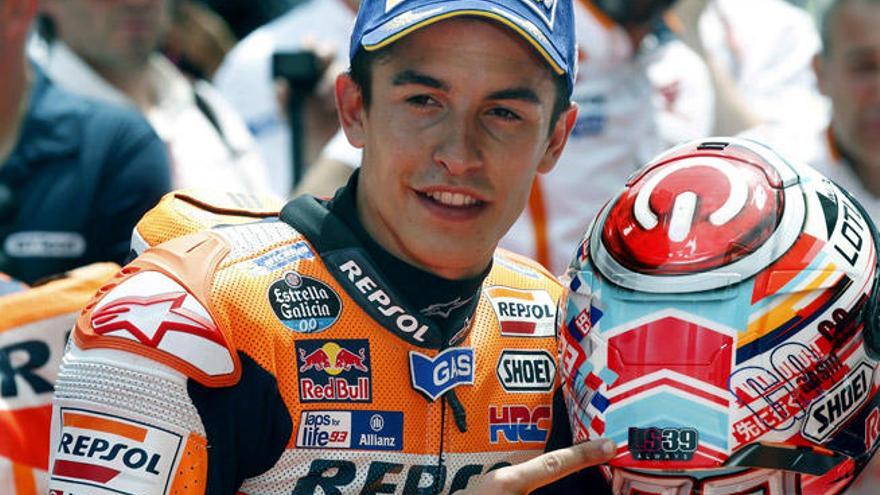 Márquez muestra su casco con una pegatina en recuerdo del piloto fallecido Luis Salom.