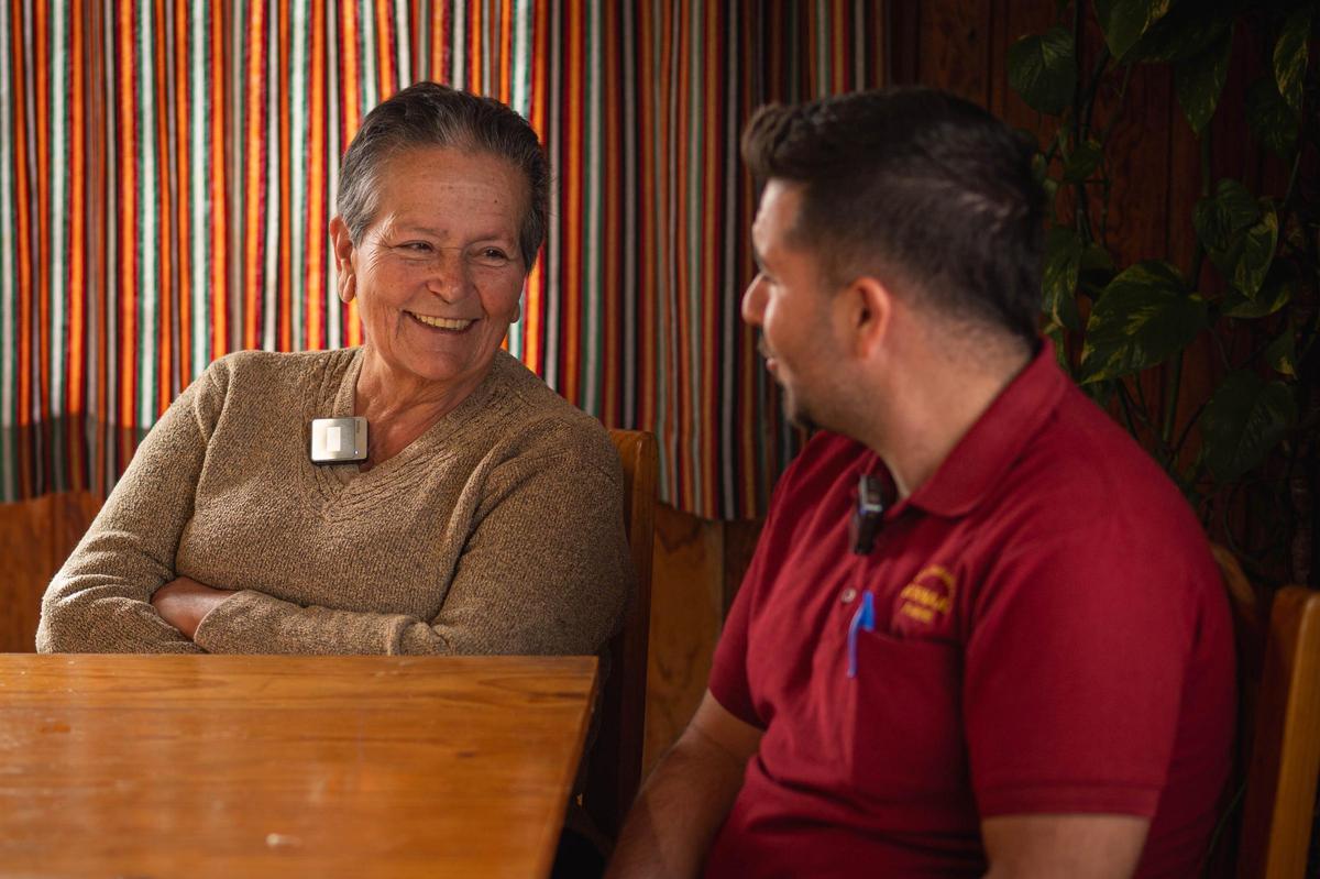 Maura Paula Rodríguez junto a su nieto Raúl García.