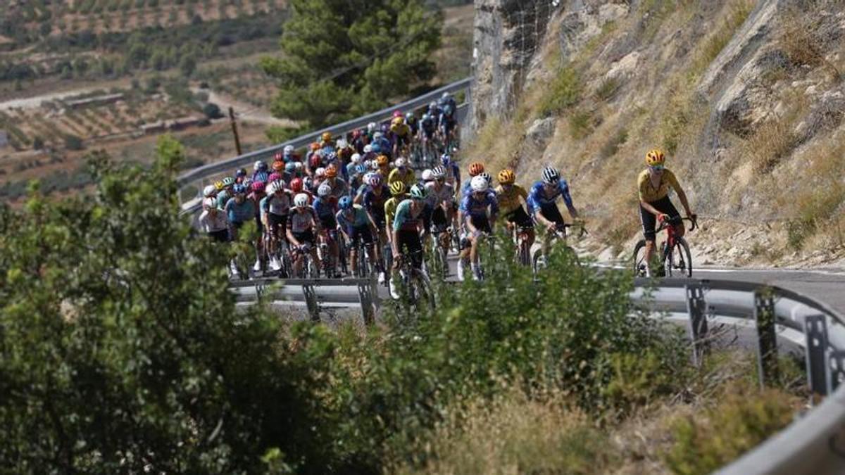 El pelotón durante la sexta etapa de La Vuelta a España entre las localidades de Alcossebre y Castellón.