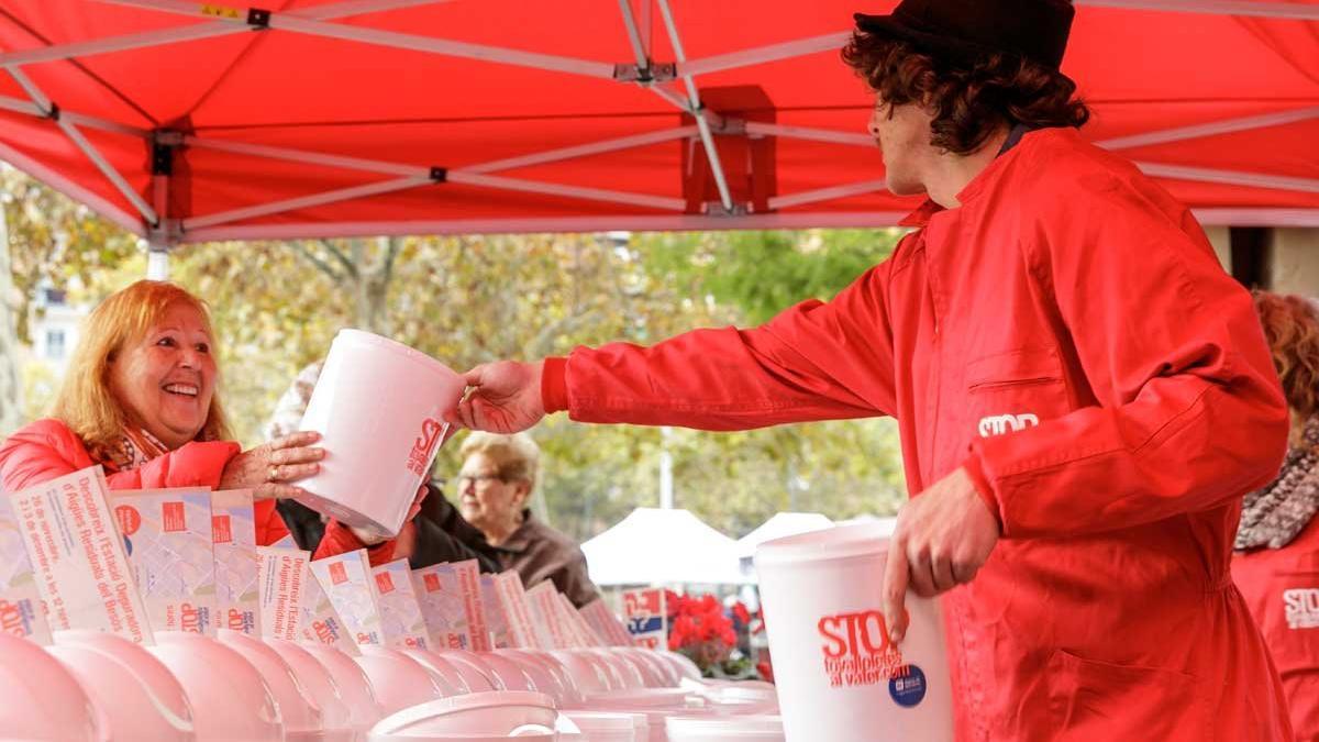 Reparto de papeleras de baño en una acción de la campaña 'Stop toallitas al váter'