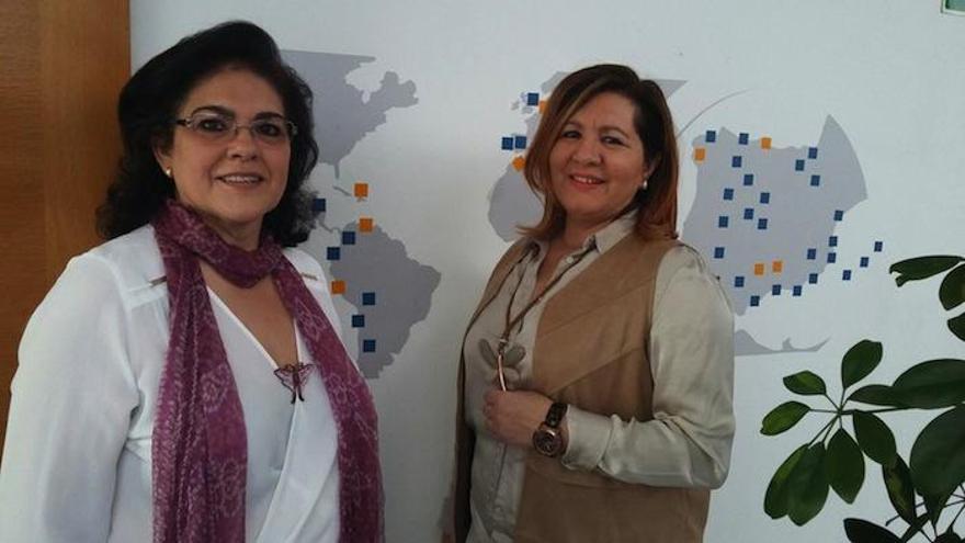 La psicóloga Aurelia González, ayer en la sede del Teléfono de la Esperanza en Málaga, con Isabel Quesada.