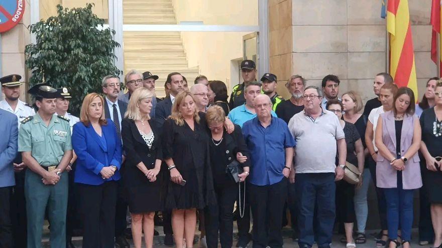 La madre del agente fallecido se abraza a la alcaldesa de Calp. Al acto han asistido, entre otros, la consellera de Justicia y la subdelegada del Gobierno en Alicante