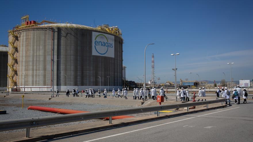 Exterior de la central de regasificación de Enagás de Barcelona, en el Puerto de Barcelona, a 7 de abril de 2022, en Barcelona, Catalunya (España).